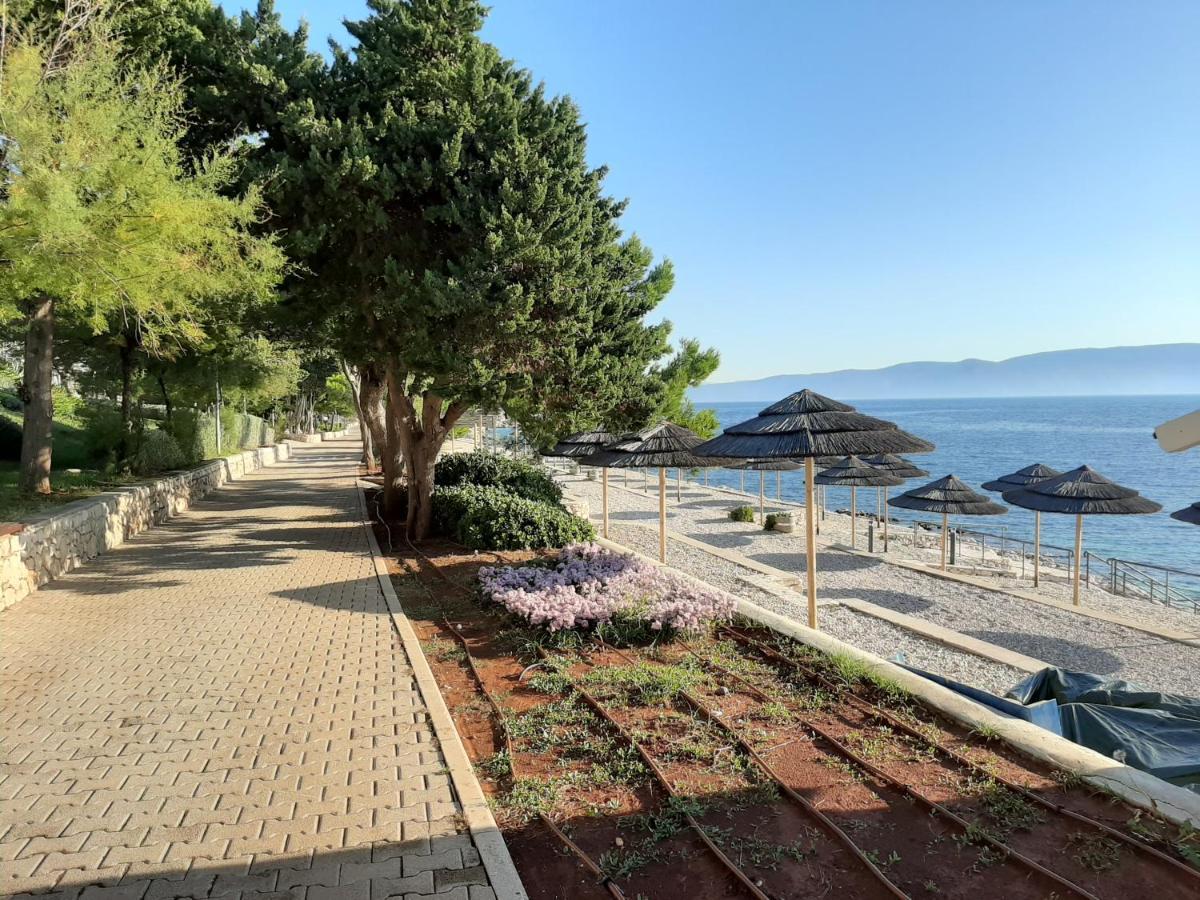 Apartment Sandra Rabac Bagian luar foto